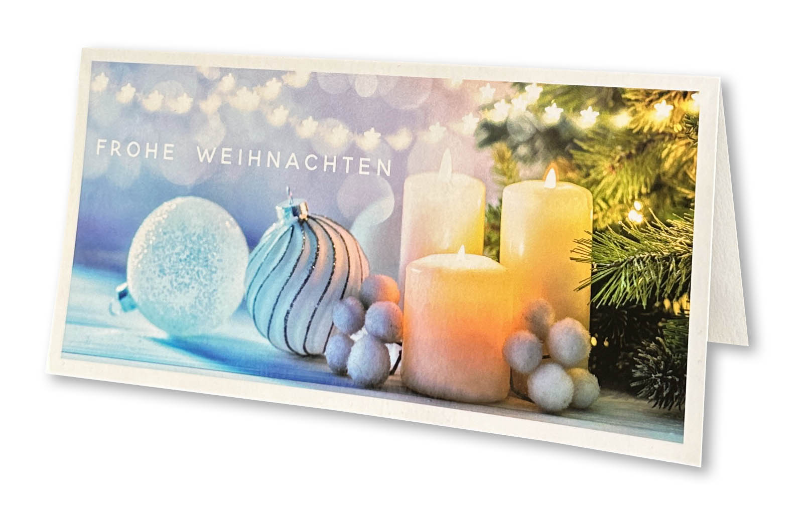 Weihnachtsgrußkarte mit brennenden Stumpenkerzen, hellblauen Christbaumkugeln und Weihnachtsgruß, DIN lang.