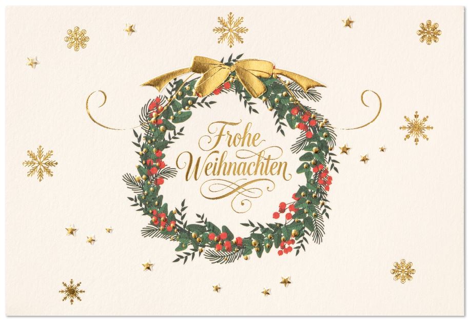 Traditionelle Weihnachtskarte mit floralem Kranz aus Zweigen und Beeren sowie dem Gruß "Frohe Weihnachten"