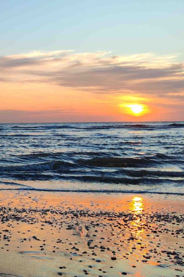 Gedenkbild / Trauer-Erinnerungskarte mit maritimem Sonnenuntergang-Motiv und eigenem Foto sowie individuellem Text.