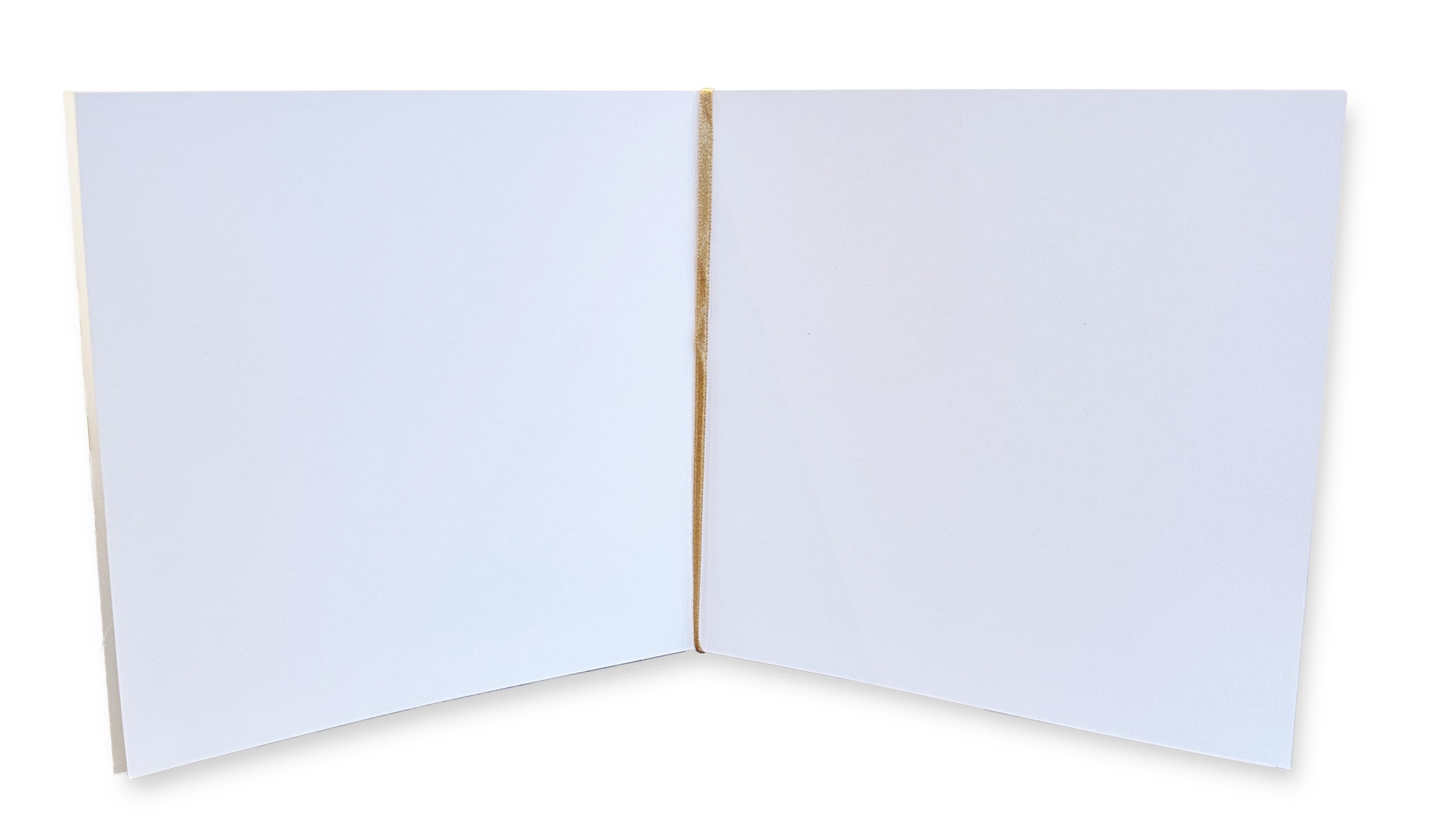 Quadratische Einladungskarte mit floralem Ornament auf Kunststoff-Transparent und cremeweißer Karte