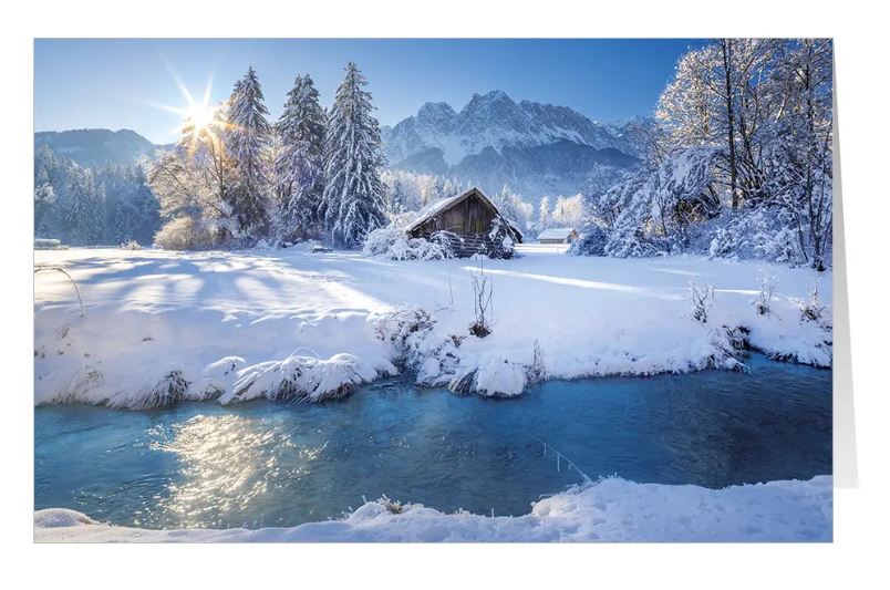 Naturlandschaftskarte "Winterzauber" mit schneebedeckter Berglandschaft und kleiner Hütte am Fluss