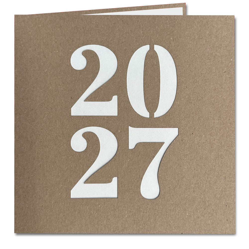 Braune Neujahrskarte aus Kraftkarton mit gestanzter Jahreszahl 2027 und cremefarbenem Einlegeblatt