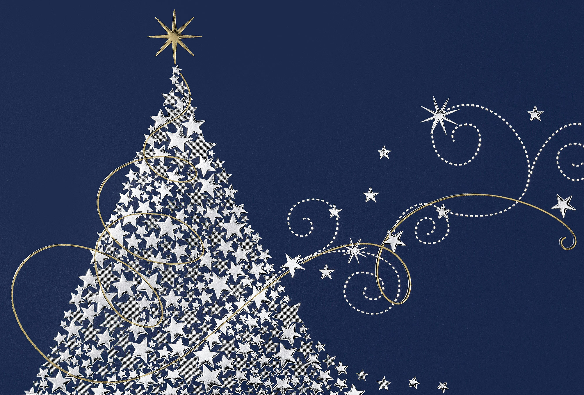 Silberne Sterne als Weihnachtsbaum auf nachtblauem Karton