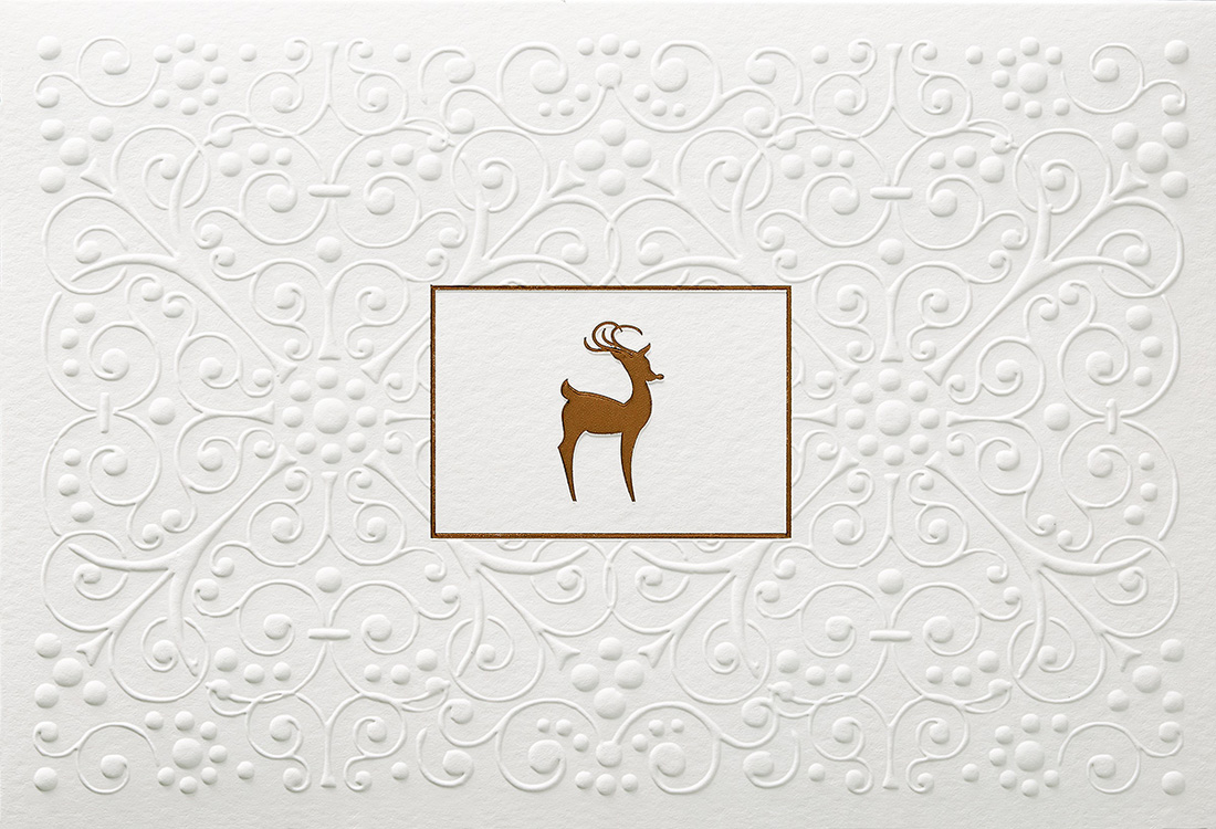 Weihnachtskarte creme mit reliefgeprägtem Ornament und Rentier