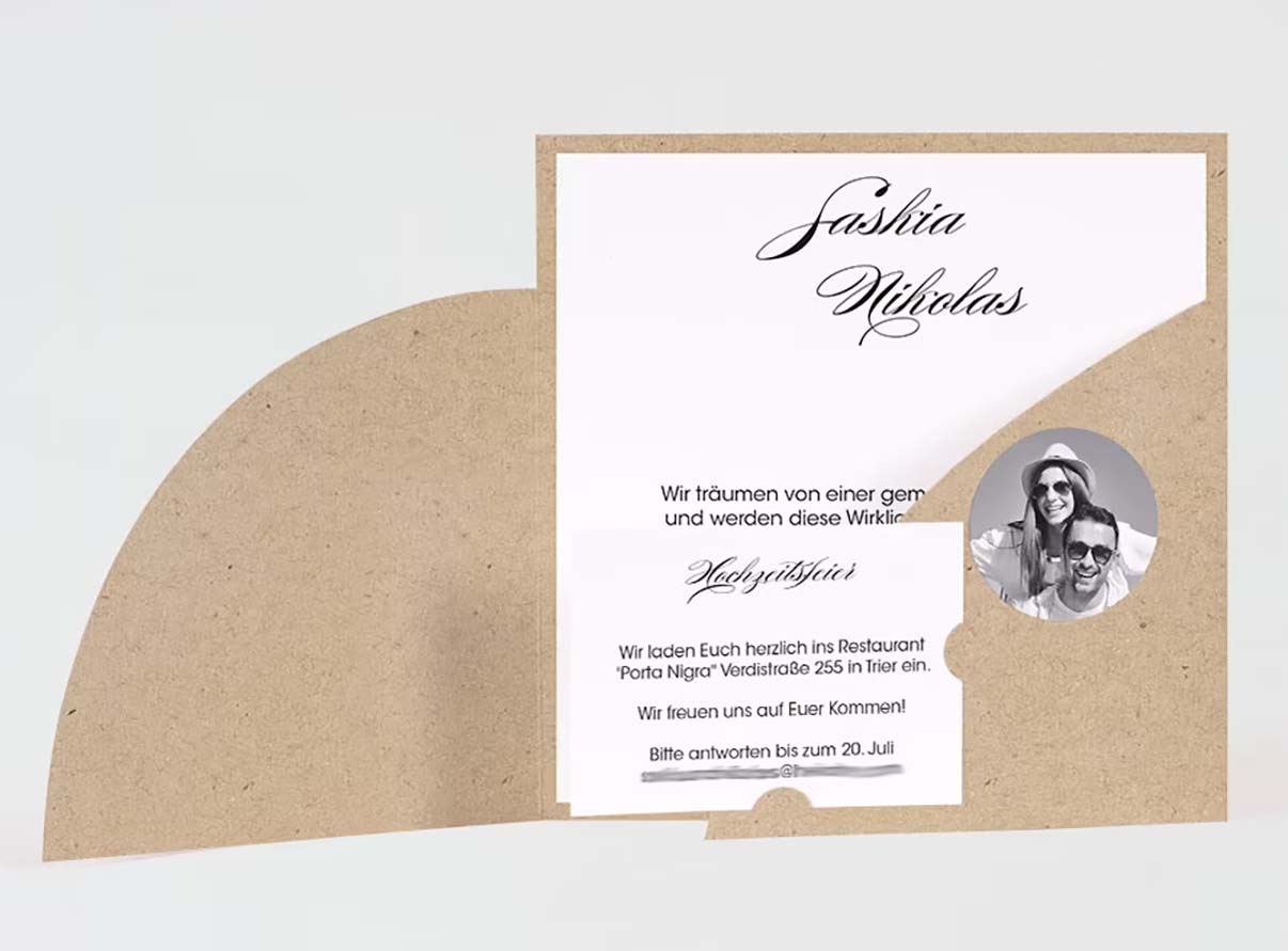 Aufgeklappte Ansicht der Einladungskarte in Pocketform mit Glanzlackierung und eigenem Foto auf der Vorderseite