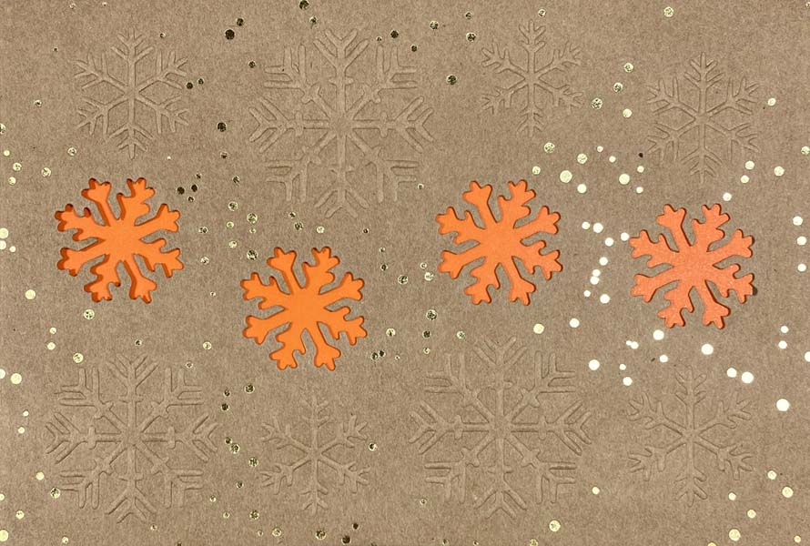 Naturbraune Weihnachtskarte aus Kraftkarton mit orangenem Einlegeblatt und Formstanzung