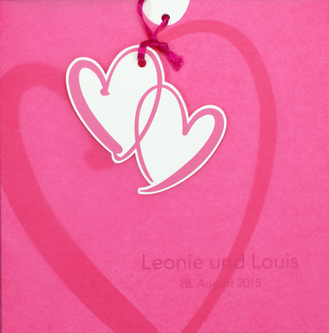 Hochzeitskarte aus hochwertigem, naturweißem Metallic-Karton mit Aufdruck Herz in pink. Der Falt-Einleger wird in eine Einsteckhülle aus pinkfarbenem Transparent gesteckt. Zwei pinkfarbene Herzen liegen inkl. passendem Bändchen als Anhängekarte bei.
