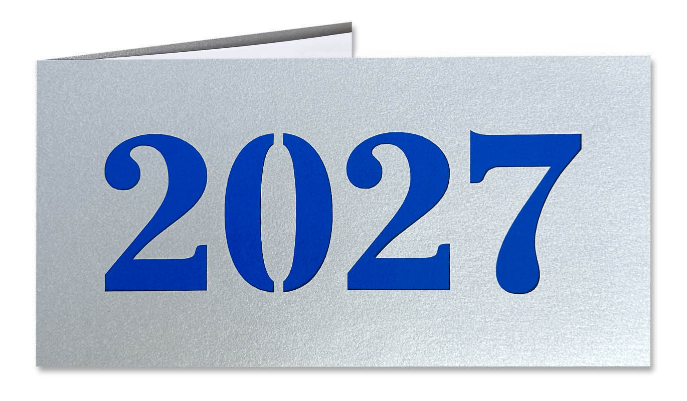 Silberne Neujahrskarte aus "Glamour" Metallic-Karton mit Laserstanzung 2027 und blauem Einlegeblatt
