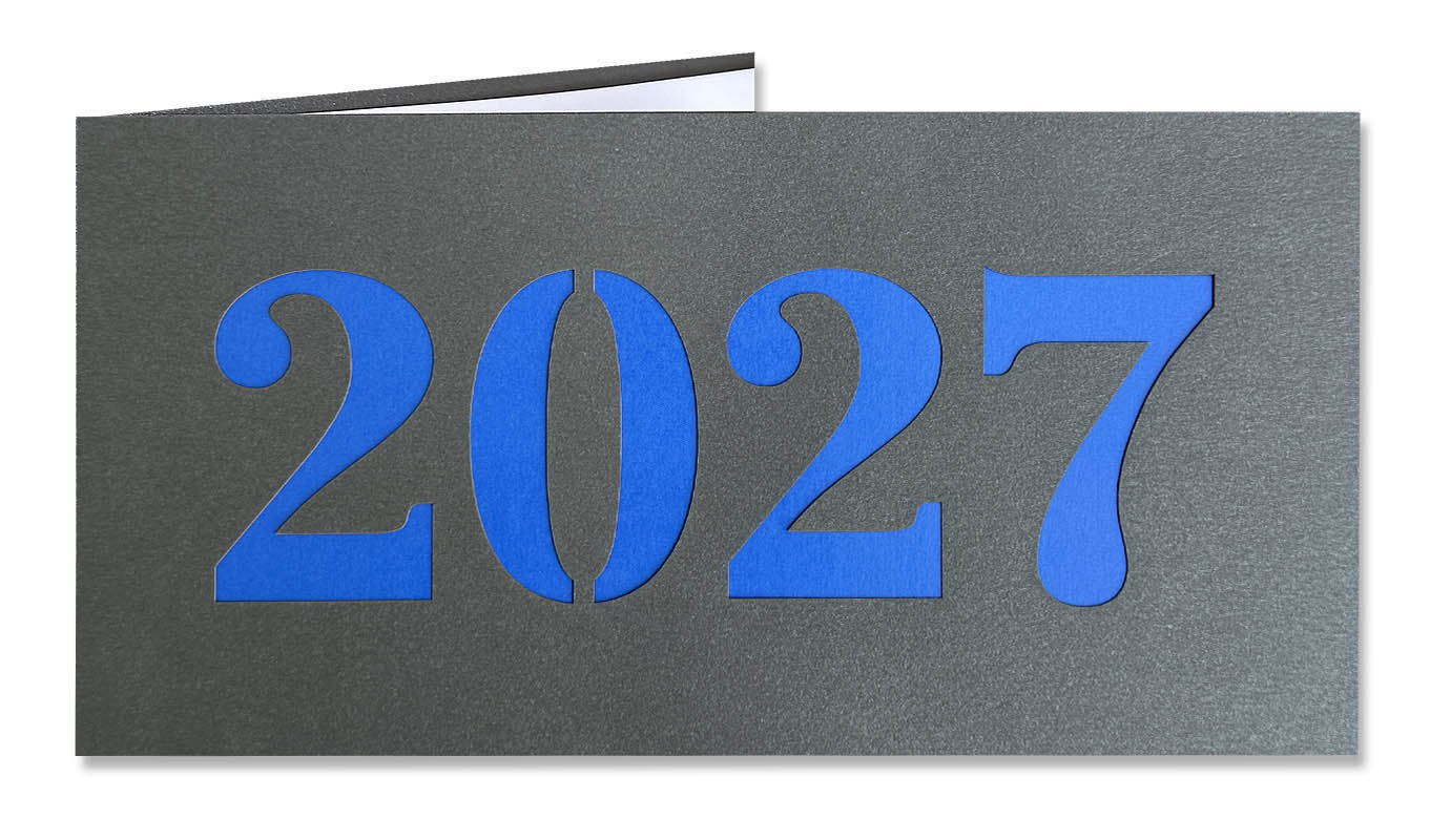 Graue Metallic-Neujahrskarte mit Laserstanzung 2027 und blauem Einlegeblatt