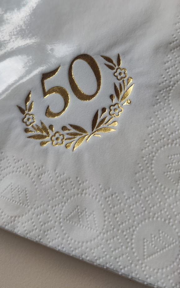 12 weiße Tissue-Präge-Servietten mit Goldfolienprägung 50, passend für Goldene Hochzeit oder Geburtstagsfeier.