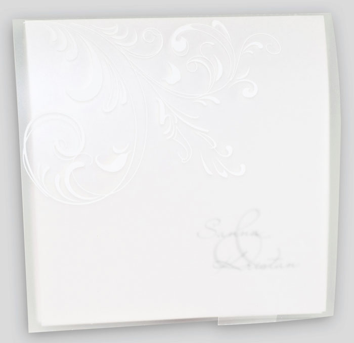 Quadratische Einladungskarte in weiß mit Kunststoffumhüllung mit weißen Ornamenten