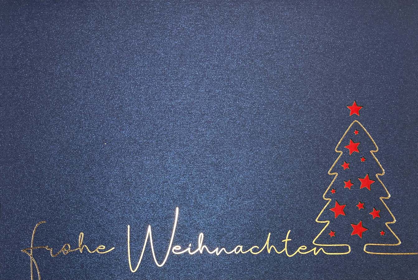 Blaue Weihnachtskarte mit rotem Einlegeblatt, Goldfolienprägung und Stanzung von Sternen