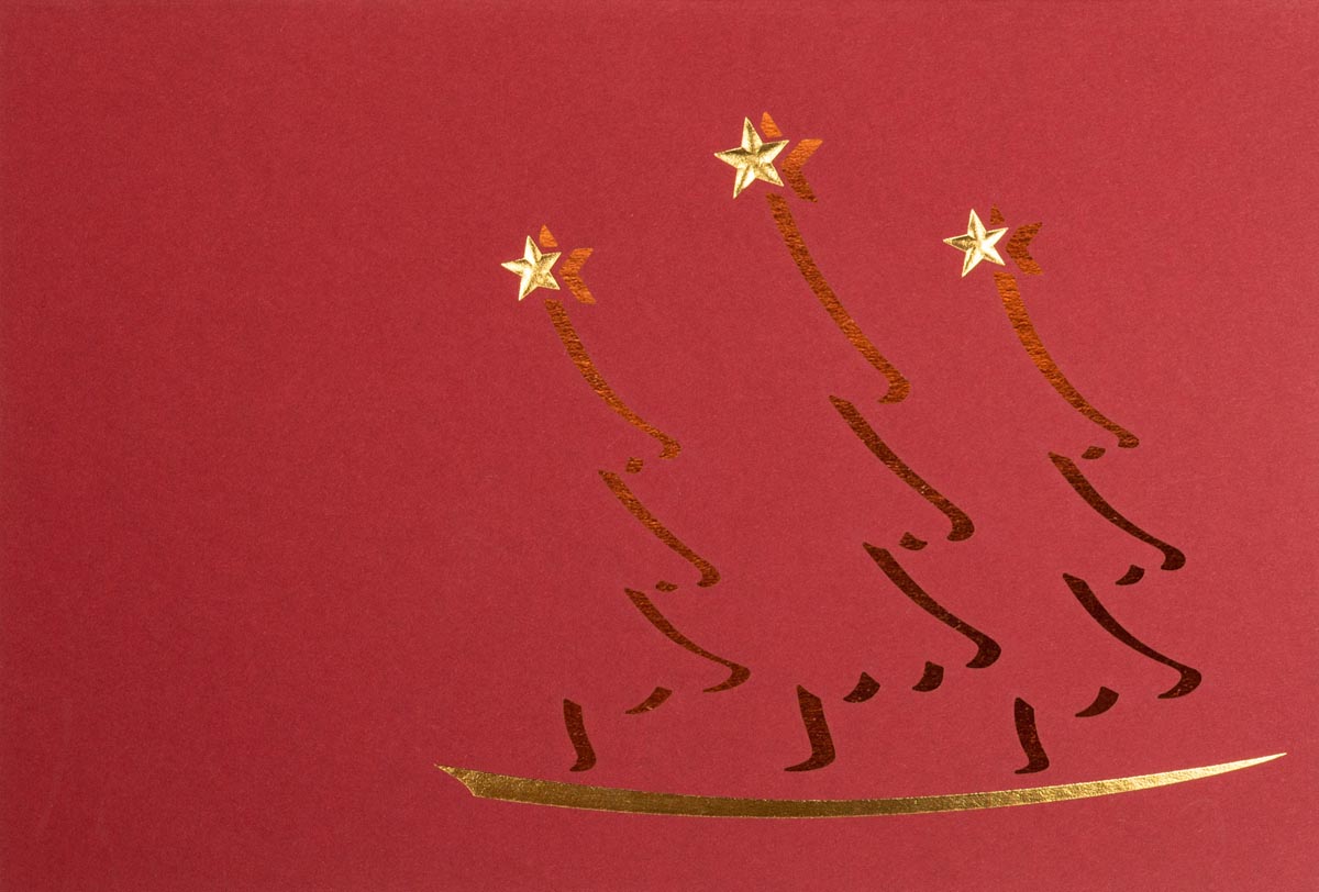 Rote Weihnachtskarte mit abstrakten, ausgestanzten Weihnachtsbäumen, Goldfolienprägung und Einlegeblatt