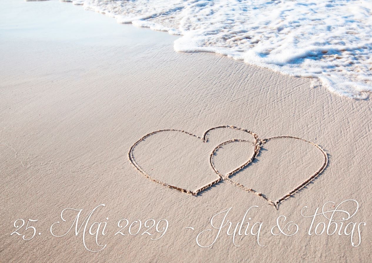 Personalisierte Maritime Save the Date Karte mit Herzen im Sandstrand