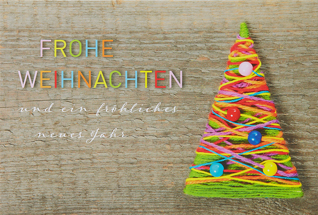 Weihnachtskarte farbenfroh mit Weihnachtsbaum aus Wolle