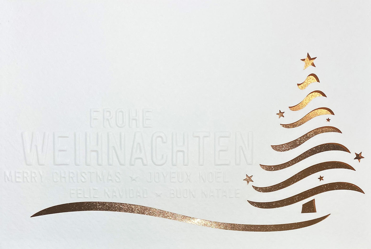 Weiße Weihnachtskarte mit Blindprägung, Formstanzung Baum und kupfernem Einleger