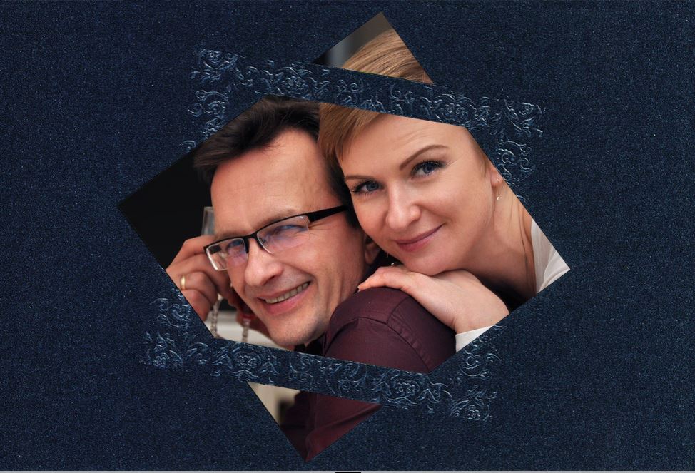 Einladungskarte zur Silberhochzeit in dunkelblau-metallic mit Ornament-Bilderrahmen in Reliefprägung