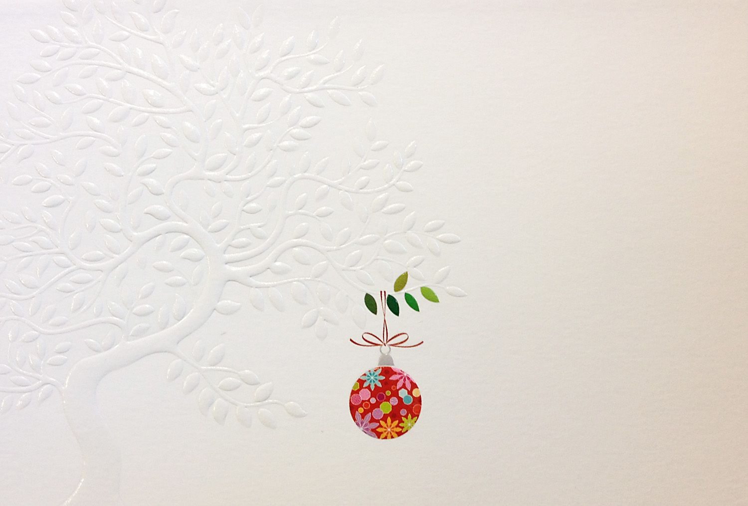 Weihnachtskarte weiß mit reliefgeprägtem Baum & Weihnachtskugel