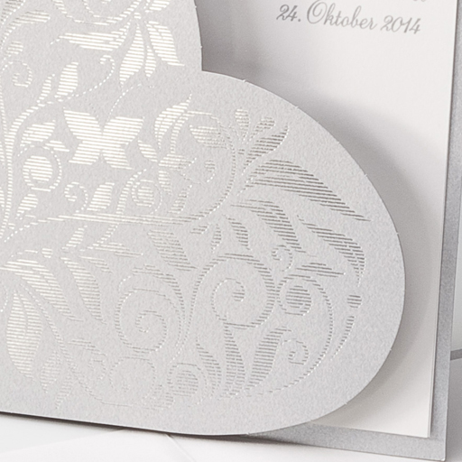 Hochzeitskarte silber-perlmut-metallic mit Herz-Formstanzung