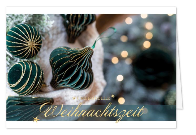 Klassische Weihnachtskarte mit grünen Christbaumkugeln und den Worten "Wundervolle Weihnachtszeit"