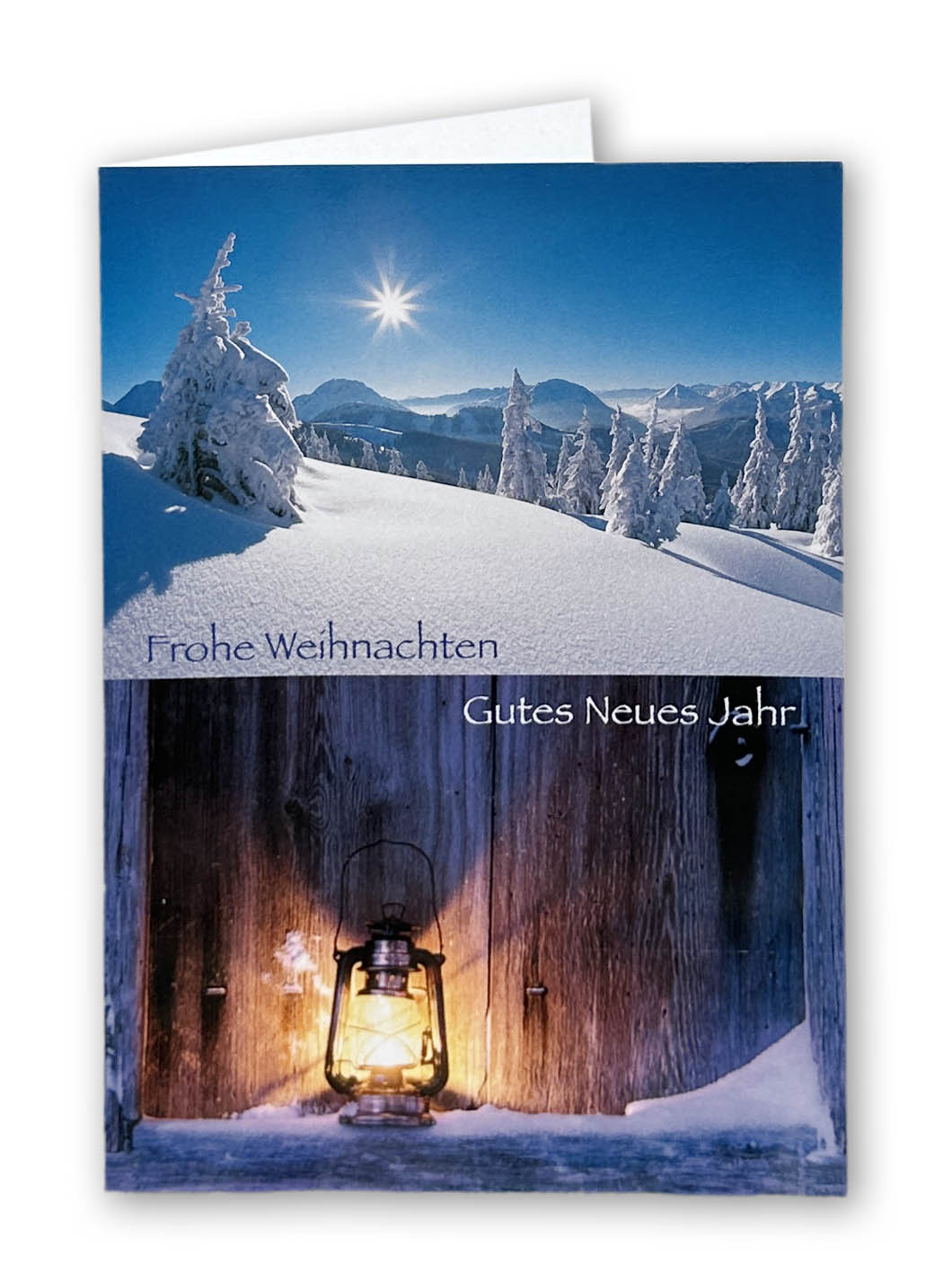 Weihnachtskarte aus hochwertigem 260g/m² Kunstdruckkarton mit Farbdruck. Abgebildet sind zwei Fotos, im oberen Bereich eine Winterlandschaft, darunter eine brennende Laterne vor eine Holzwand.
