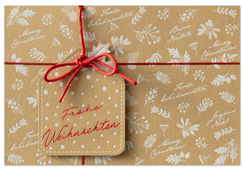 Naturbraune Weihnachtskarte "Rustikaler Chic" mit Anhänger, roter Kordel und weißem Prägedruck, inkl. Einleger