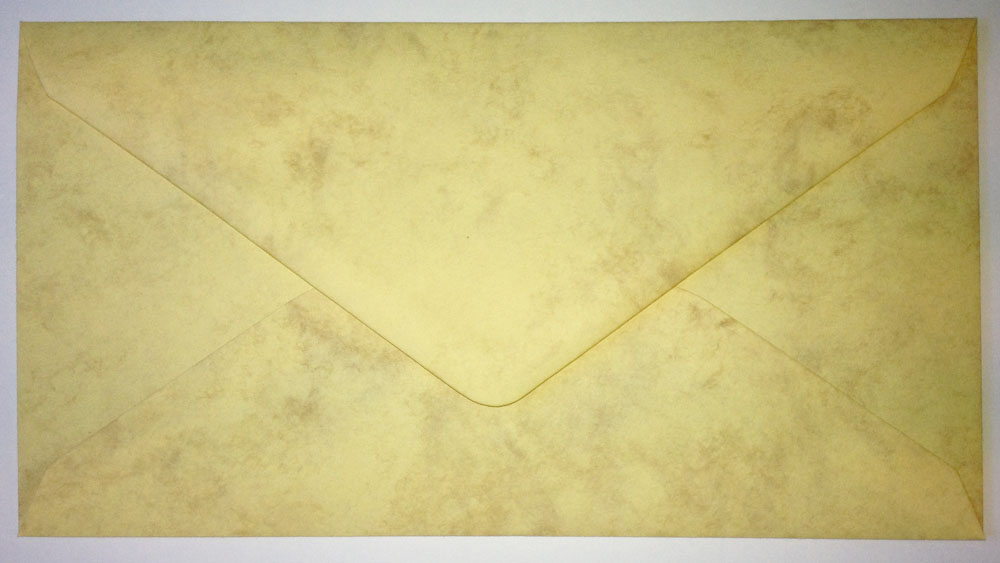 Briefumschlag 21,8x11 cm marmor chamois mit Nassklebung