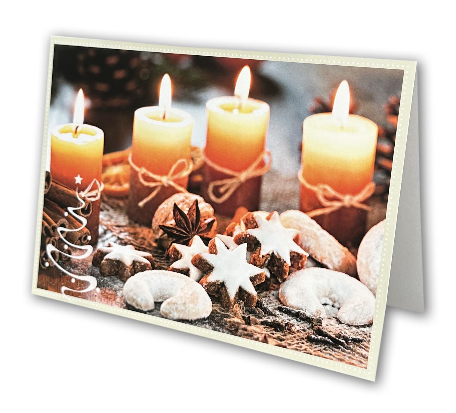 Weihnachtliche Duftkarte mit vier Adventskerzen, leckeren Plätzchen und weihnachtlichem Zimtduft.