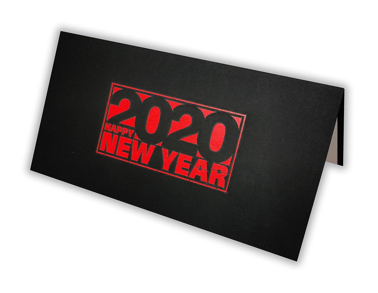 Mattschwarze Neujahrskarte Happy New Year mit Laserstanzung 2020 und rotem Einlegeblatt