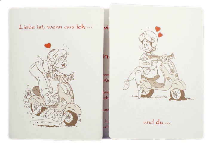 Hochzeitskarte aus hochwertigem, naturweißem Metallic-Karton mit lustigem Comic-Druck Liebespaar auf Roller wird zum Hochzeitspaar.