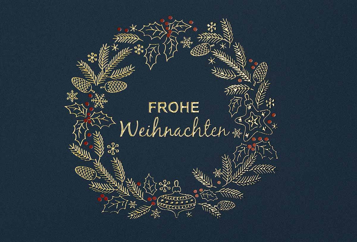 Blaue Weihnachtskarte mit floralem Kranz aus Zweigen, Zapfen und Blättern inkl. Gruß