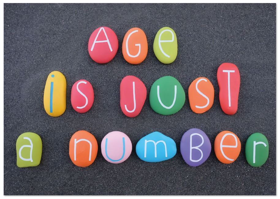 Geburtstags-Glückwunschkarte "Bunte Meilensteine" im kreativen Design mit Steinen auf dunklem Sand