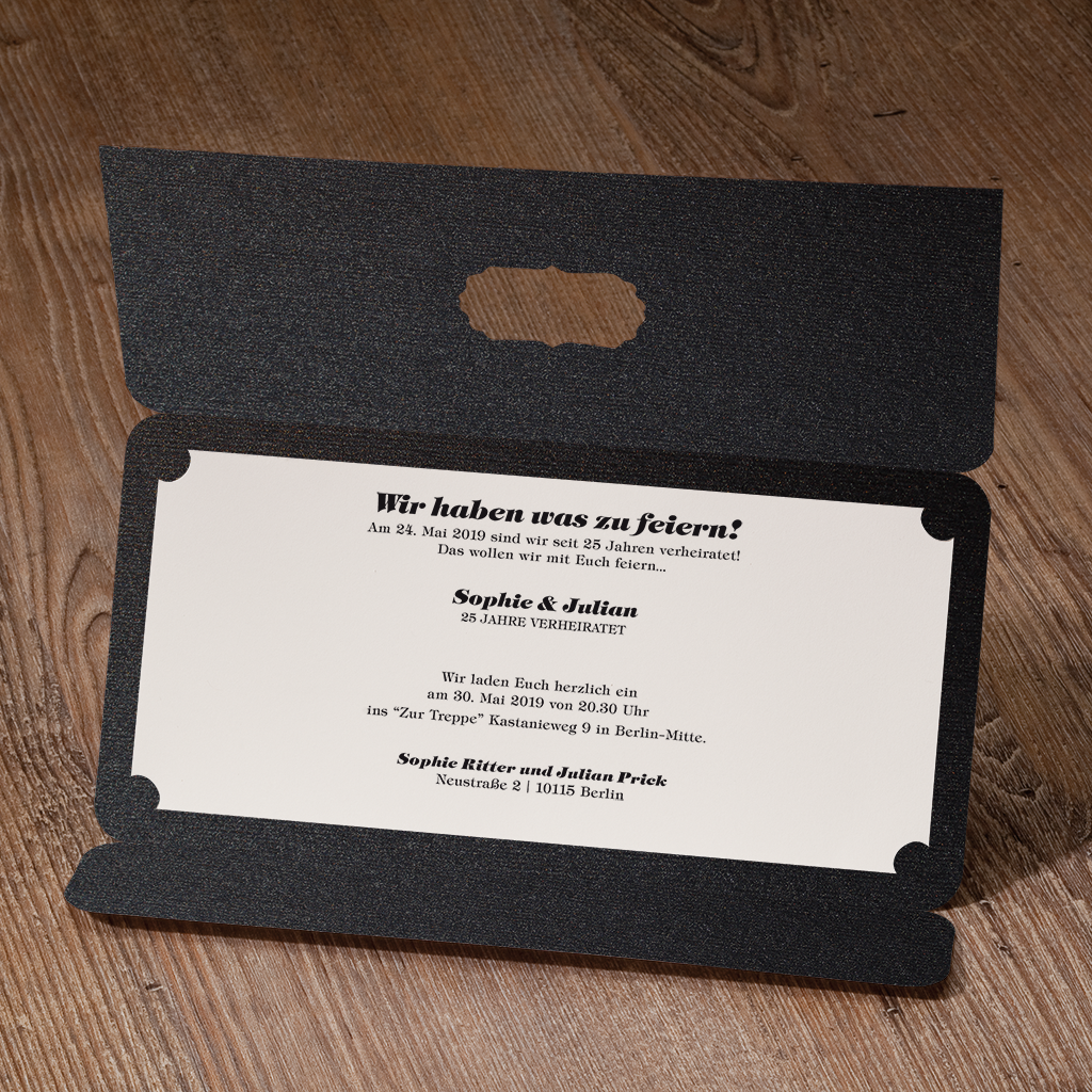 einladungskarte-jubilaeum-goldfolie-ba786095-innen-mustertext Festliche Einladungskarte in schwarz aufgeklappt mit Mustertext