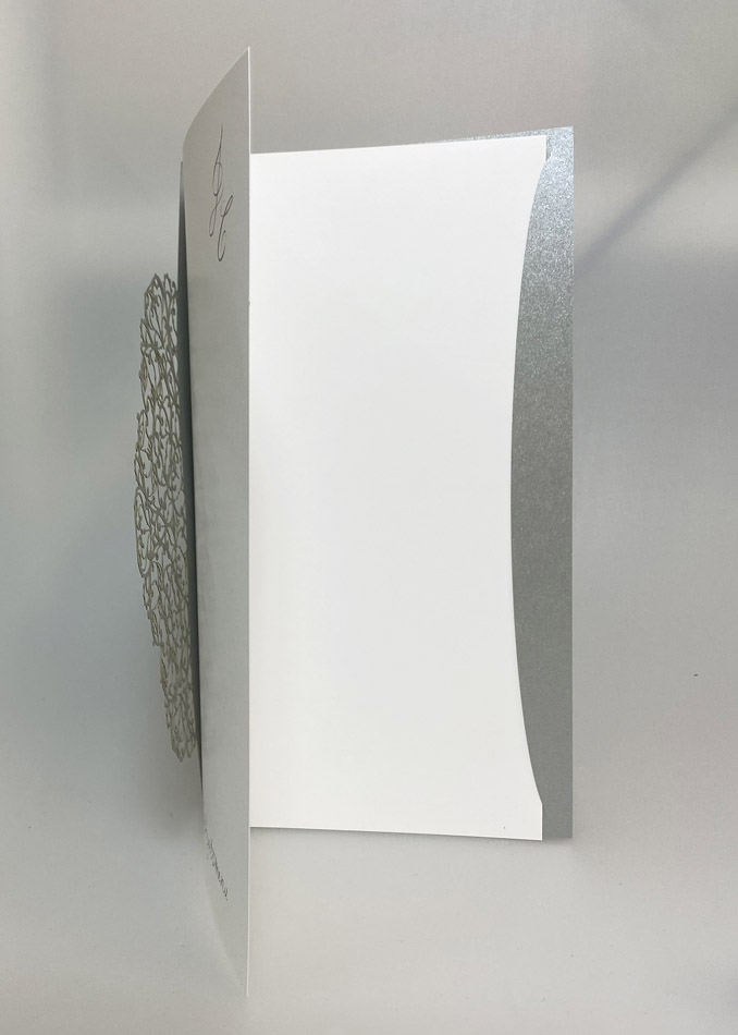 Ausgefallene Menükarte in silber mit filigranem Ornamentmuster im Lasercut