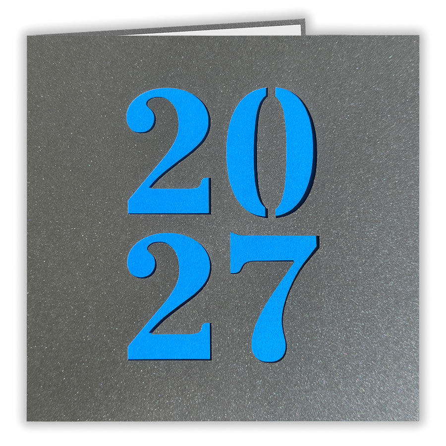 Graue Metallic-Neujahrskarte mit Laserstanzung 2027 und blauem Einlegeblatt