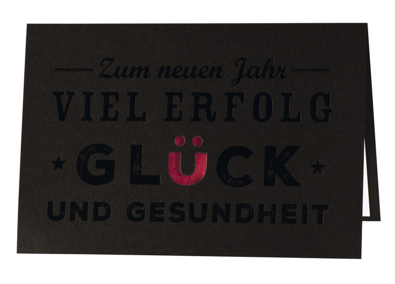 Neujahrskarte schwarz mit gestanztem Ü und rotem Einleger