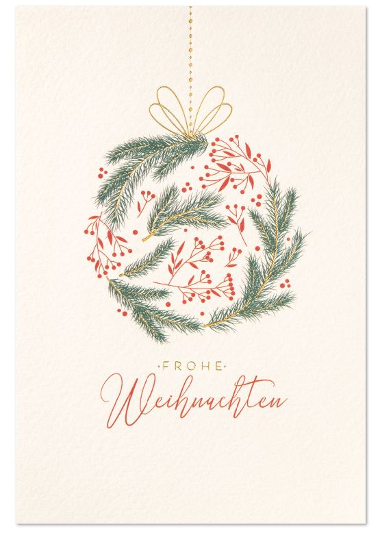 Naturweiße Weihnachtskarte im Landhaus-Design mit Kugel aus Tannenzweigen und roten Beeren