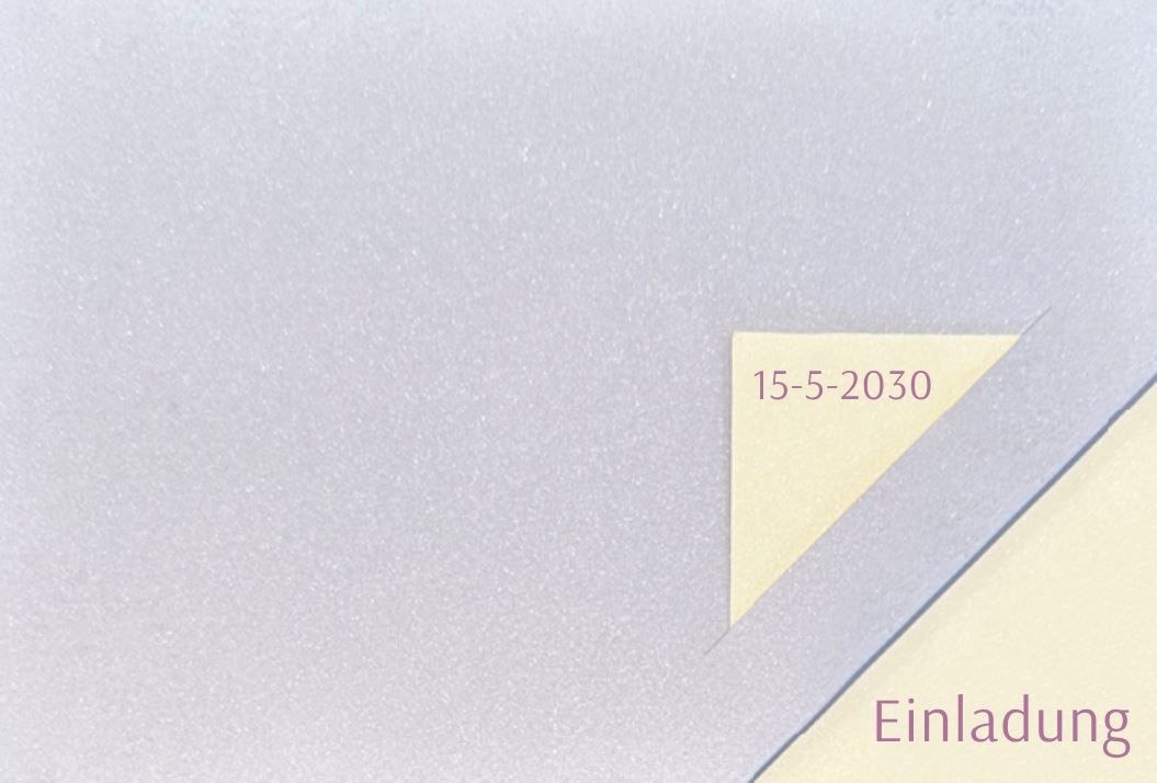 Moderne Einladungskarte zum 50. Geburtstag "Purple Shimmer" in fliederfarben mit raffinierter Steck-Ecke