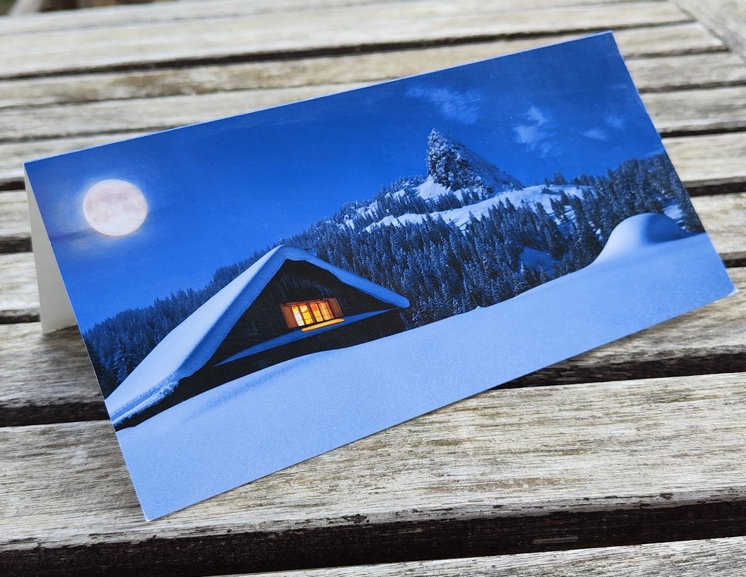Weihnachtskarte Berghütte mit Vollmond in verschneiter Idylle