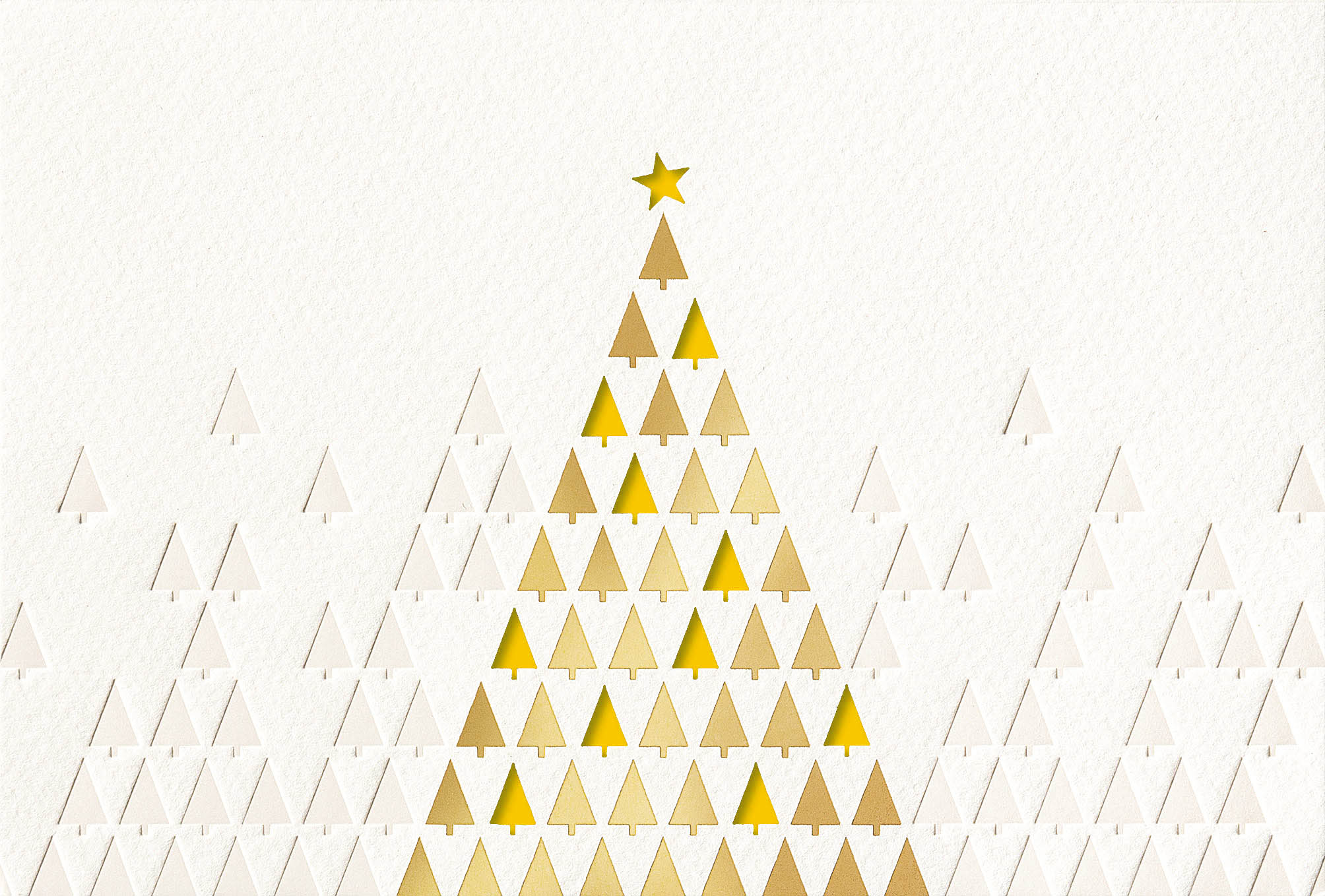 Weiße, weihnachtliche Stanzkarte mit Gold- und Perlmuttprägung von Weihnachtsbäumen