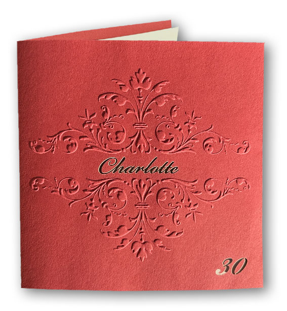Bordeauxrote Einladungskarte zum 30. Geburtstag im eleganten Design mit geprägtem Ornament und individueller Laserstanzung