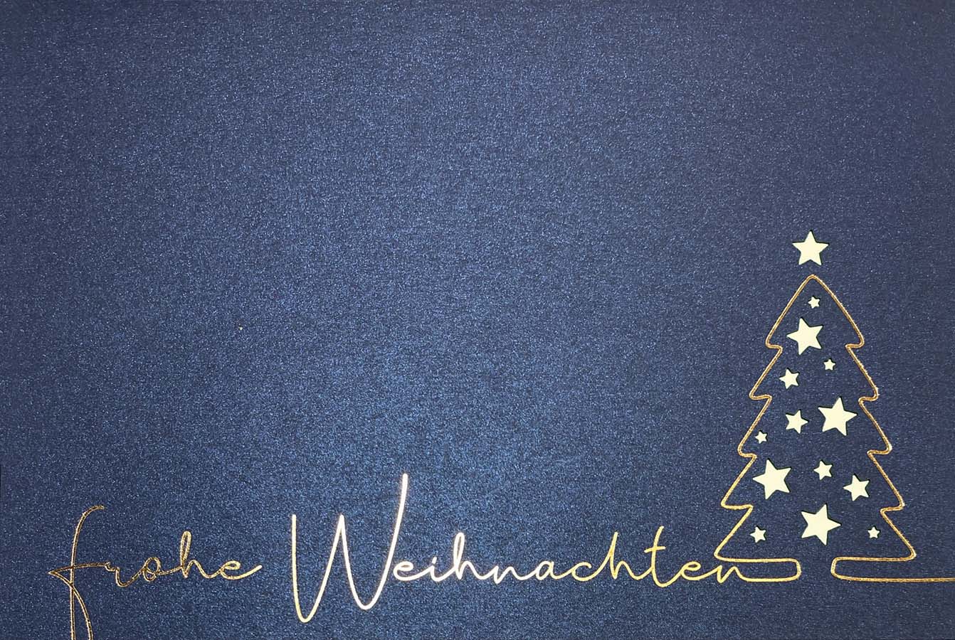 Blaue Weihnachtskarte mit cremfarbenem Einlegeblatt, Goldfolienprägung und Stanzung von Sternen