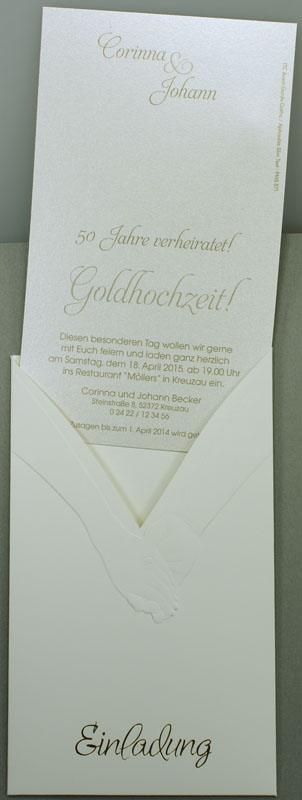 Einladungskarte cremefarben mit Händen, die sich halten