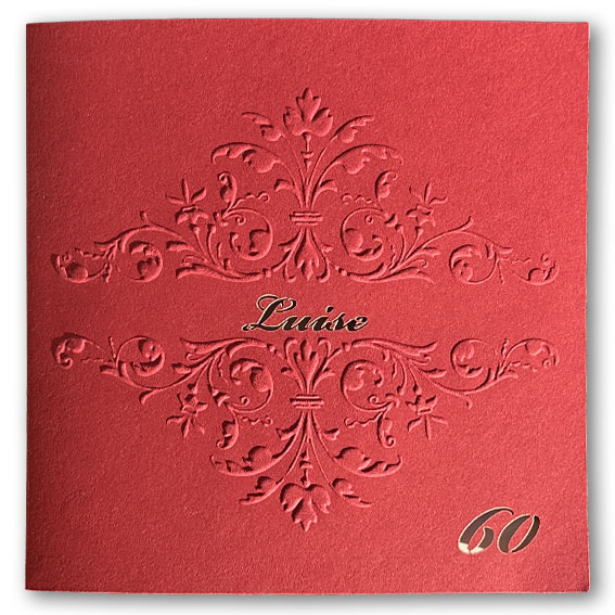 Bordeauxrote Einladungskarte zum 60. Geburtstag im eleganten Design mit geprägtem Ornament und individueller Laserstanzung