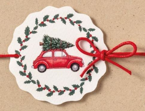 Naturbraune Weihnachtskarte "Autotraum im Ilexkranz" mit rundem Anhänger und rotem Band, inkl. Einlegeblatt innen