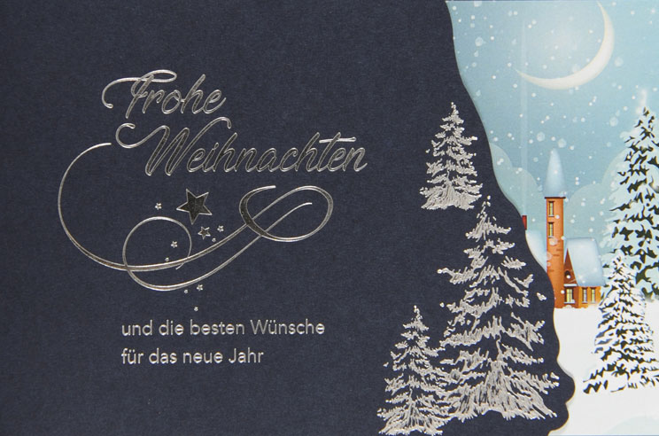 Nachtblaue Weihnachtskarte mit Weihnachtsbäumen und winterlicher Dorfsilhouette