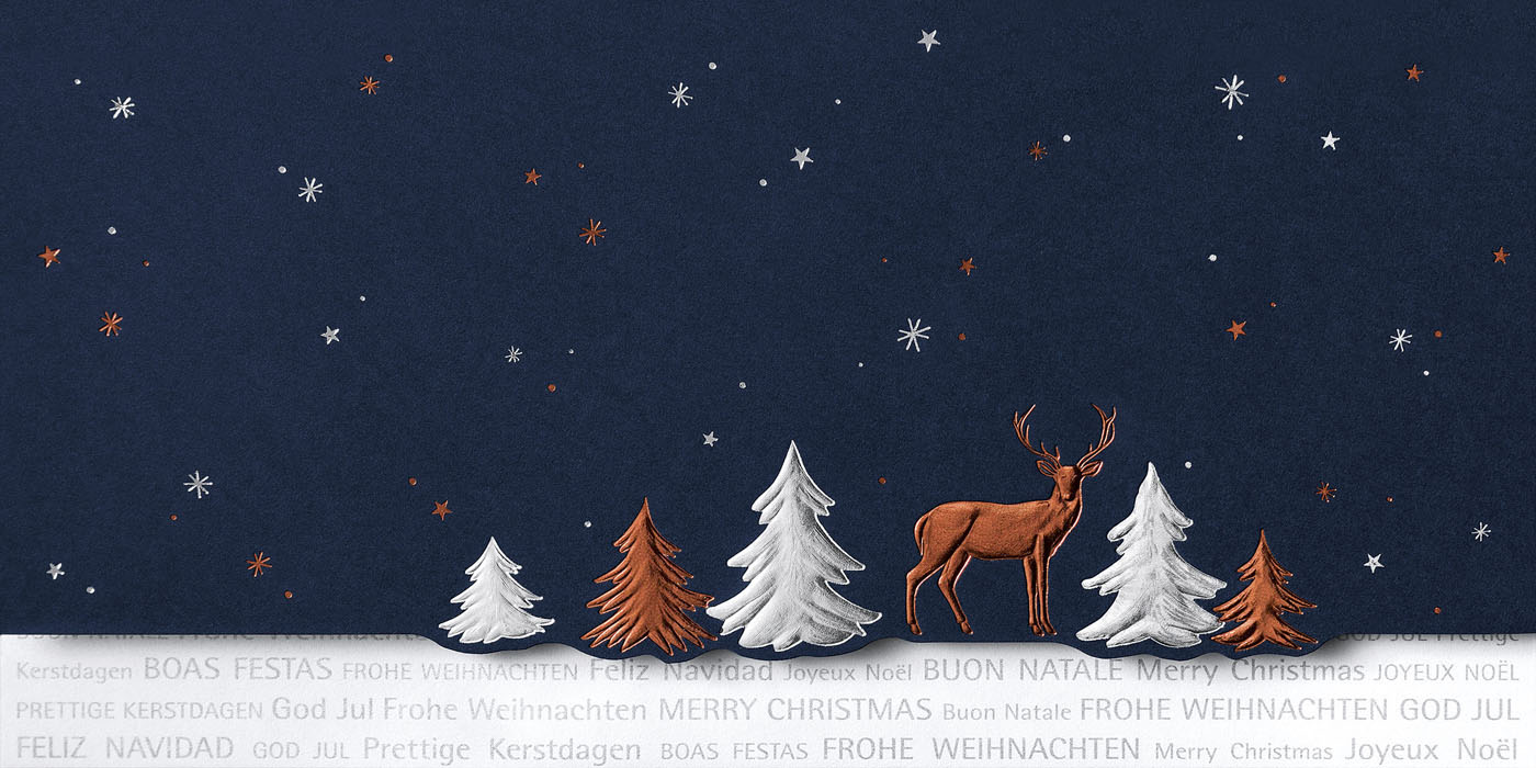 Weihnachtskarte nachtblau mit Folienprägung, Rentier und Weihnachtsbäumen und internat. Grüßen