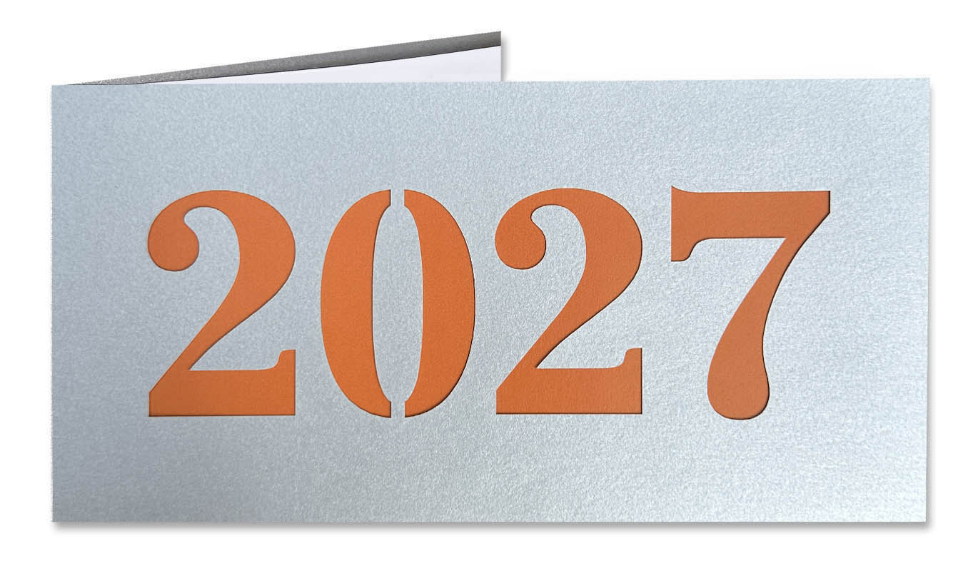 Silberne Neujahrskarte aus "Glamour" Metallic-Karton mit Laserstanzung 2027 und orangefarbenem Einleger