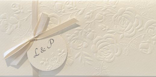 Romantische Einladungskarte "Blüten" mit Relief-Rosenprägung und Satinband