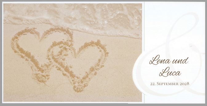 Maritime Einladungskarte zur Hochzeit mit zwei Herzen im Sand, DIN lang